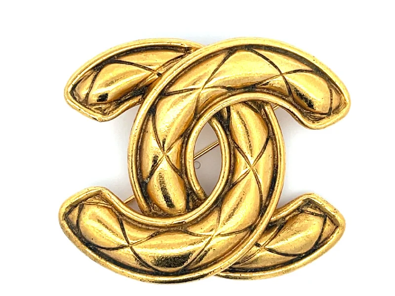 Classic Brooch with Antique-Inspired Detailing-CHANEL Vintage Quilted CC Brooch